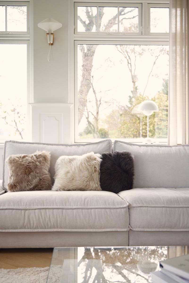 Lammfellkissen 35 x 35 cm Langhaar taupe